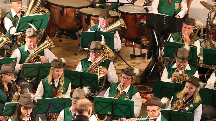 Festliche Bläsermusik zum Advent präsentierte der Wildfleckener Musikzug in der Kirche Sankt Josef. Sebastian Schmitt