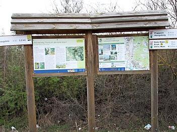 M&uuml;ll verschandelt die Informationstafeln auf dem Wanderparkplatz an der Kreisstra&szlig;e Ha&szlig;furt-Ebern. Hier waren Schmutzfinken.  Foto: as