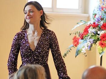 Da schwebt sie dahin: Nadezda Pisareva nach dem Konzert und nach der Verabschiedung Foto: Markus Häggberg