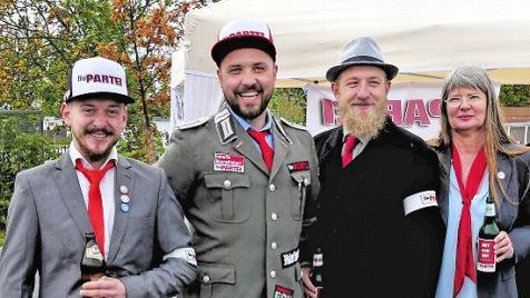 Die Kandidaten auf den Listenplätzen eins bis drei mit ihrem Bürgermeisterkandidaten (von links): Nicolai Schaufler, Steffen Moroskow, Marco Lunz, Gabi Bitter  Foto: herzolife/Birgit Jentsch