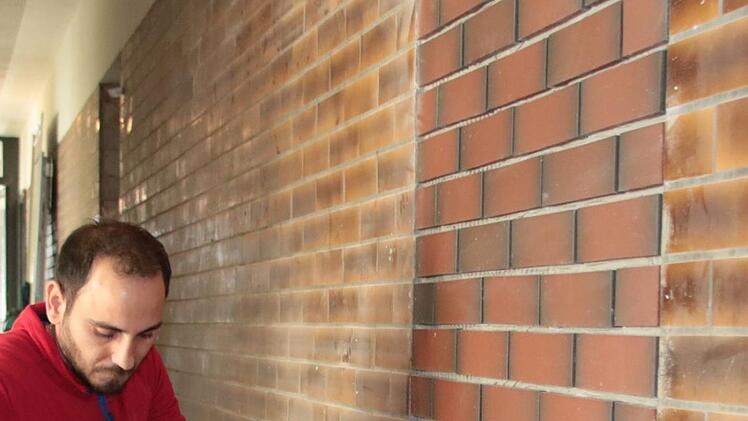 Die alten robusten  Fliesen an der Wand bleiben und werden ergänzt. Foto: Ralf Ruppert