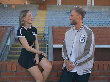 Schornsteinfegerin Janette hat mehr Interesse an Sebastian als an Tim.