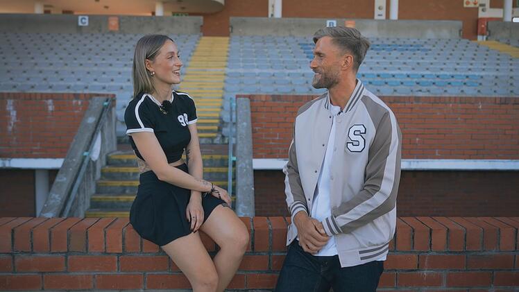 Schornsteinfegerin Janette hat mehr Interesse an Sebastian als an Tim.