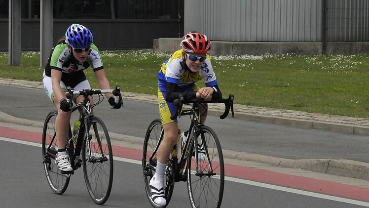 Jean-Felix Günther (rechts) vom ATS Kulmbach und das einzige Mädchen im Rennen, Eva-Maria Albrecht (RSC Ansbach).