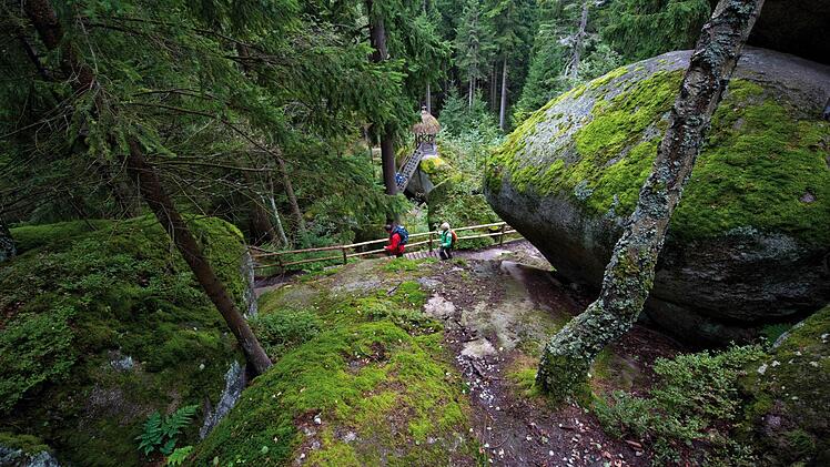 In Europas größtem Felsenlabyrinth Luisenburg bei Wunsiedel (Oberfranken) wandern Besucher durch 300 Millionen Jahre alte Granitsteinformationen. Mit dem Entdeckerpass ist der Eintritt ins Felsenlabyrinth frei. Foto: Archiv