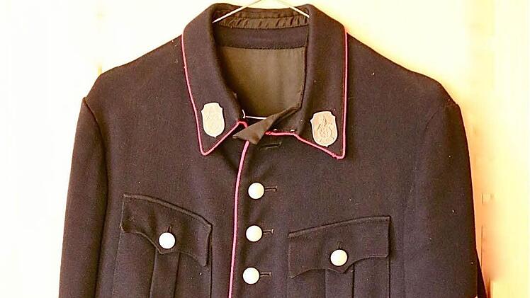 Die historische Uniformjacke und die roten Helme könnten nach Einschätzung des Kommandanten aus den 1930er Jahren stammen.