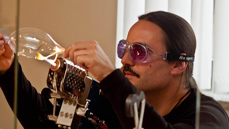 Oliver Drobar bei der Arbeit im Lampenglasstudio in der Rosenau