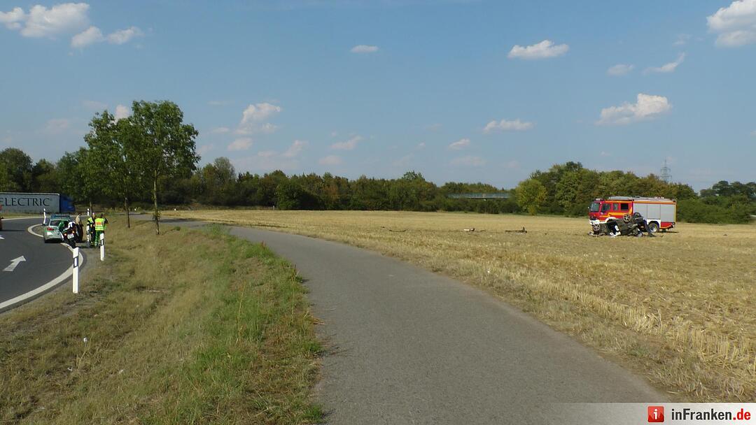 Renault ueberschlaegt sich mehrfach - Fahrer lebensgefaehrlich verletzt