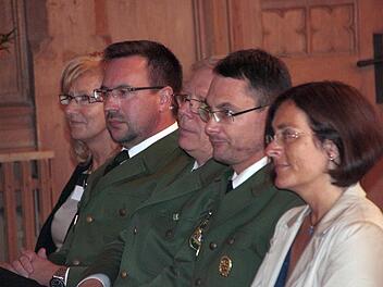 Feierstunde im Rathaus: Polizeipräsident Reinhard Kunkel (Mitte) verabschiedete Rainer Schmeußer (l.) und hieß Jürgen Knauer (r.) willkommen. Foto: Josef Hofbauer