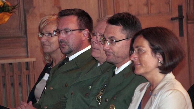Feierstunde im Rathaus: Polizeipräsident Reinhard Kunkel (Mitte) verabschiedete Rainer Schmeußer (l.) und hieß Jürgen Knauer (r.) willkommen. Foto: Josef Hofbauer