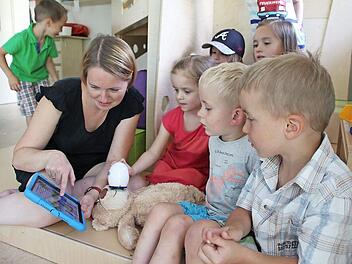 Mit dem Digital-Mikroskop kann schon auch mal das Fell des Teddybären unter die Lupe genommen werden. Mit Neugier und Interesse gehen die Kinder die digitale Untersuchung an. Die Anleitung dazu gibt Helen Fuchs. Foto: Christiane Lehmann
