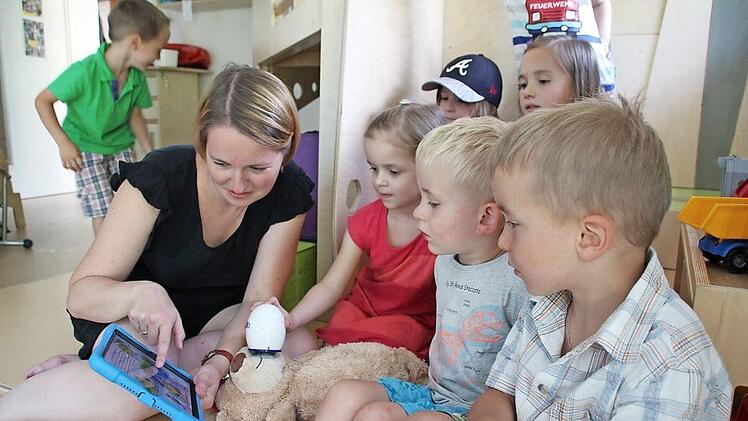 Mit dem Digital-Mikroskop kann schon auch mal das Fell des Teddybären unter die Lupe genommen werden. Mit Neugier und Interesse gehen die Kinder die digitale Untersuchung an. Die Anleitung dazu gibt Helen Fuchs. Foto: Christiane Lehmann