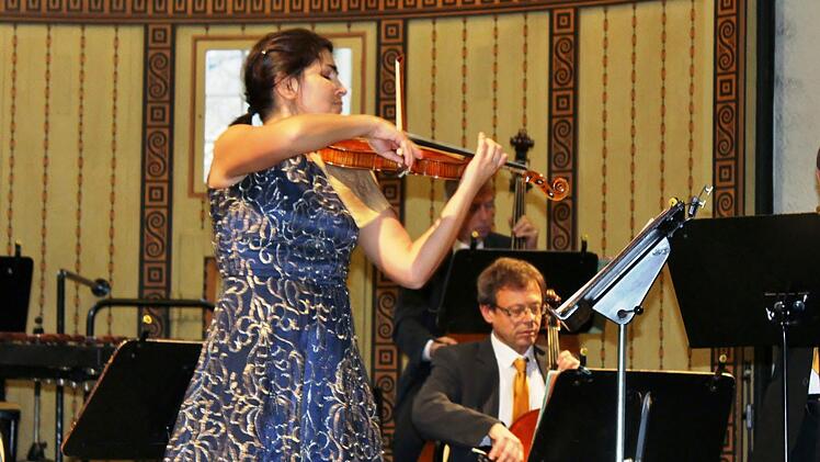 Dirigentin Elena Iossifova spielt bei ihrem Abschiedskonzert auf. Foto: Werner Vogel
