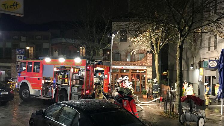 Am Mittwochabend ist es zum Brand einer Dachgeschosswohnung in Hof gekommen. Foto: News5/Fricke.