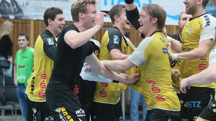 Freudentänze beim HSC: Nach dem ersten Sieg über Rimpar hatten nicht nur Felix Sproß und Markus Hagelin allerbeste Laune.