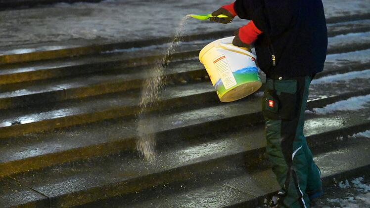 Auf Schnee folgt Eis - Gefahr auf glatten Stra&szlig;en