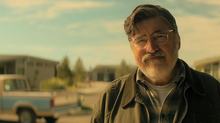 Sam (Alfred Molina) zieht nur widerwillig in die Seniorenstadt "The Boroughs".