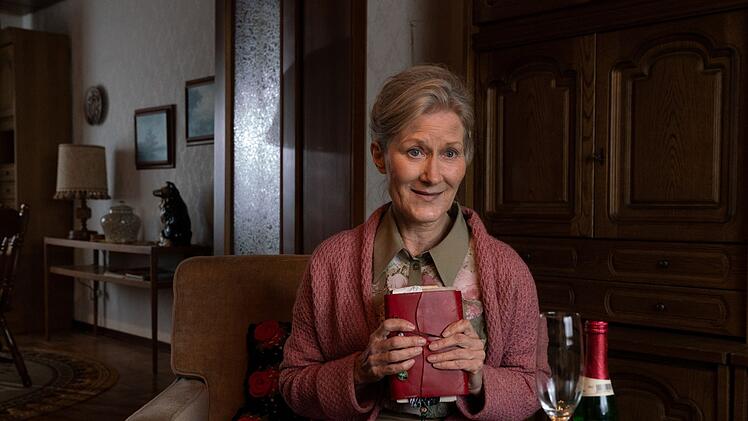 Ekkis Tante Annegret (Hedi Kriegeskotte) kennt ein Geheimnis, das Ekkis Mutter bis zu Ihrem Tod geh&uuml;tet hatte.