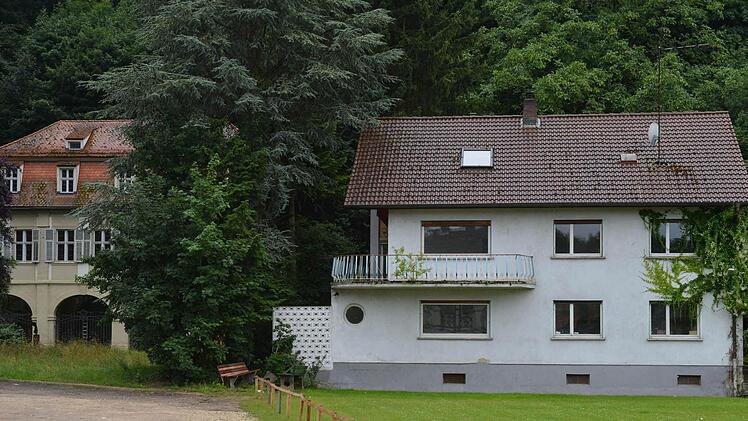 Zwei Häuser, zwei Baustile, gewissermaßen die Schöne und das Biest. Geht es nach dem Bürgerverein Gaustadt, soll das  ehemalige Wohnhaus neben dem Fischerhof-Schlösschen für eine Veranstaltungsfläche  abgebrochen werden.   Fotos:Ronald Rinklef