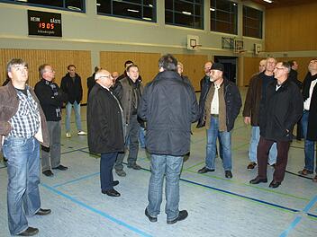 Bevor der Oerlenbacher  Gemeinderat über die Sanierung der Hegler-Halle entschied, besichtigte das Gremium die Nüdlinger  Schlossberghalle.   Foto: Stefan Geiger