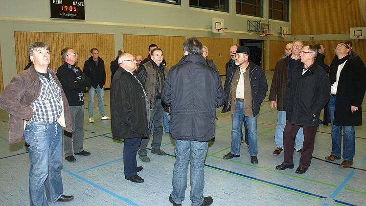 Bevor der Oerlenbacher  Gemeinderat über die Sanierung der Hegler-Halle entschied, besichtigte das Gremium die Nüdlinger  Schlossberghalle.   Foto: Stefan Geiger