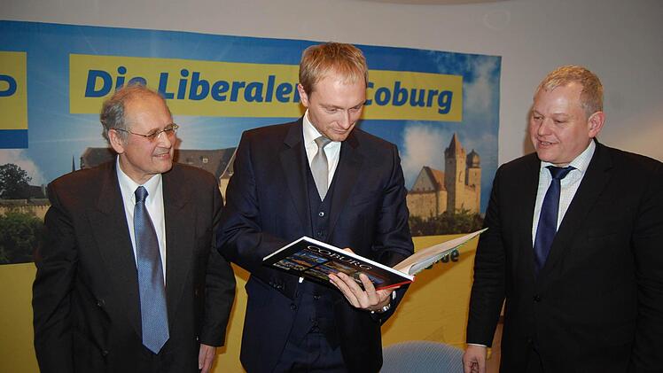 Coburgs FDP-Vorsitzender Ulrich Herbert (links) überreichte Christian Lindner einen Bildband über die Vestestadt. Foto: Oliver Schmidt