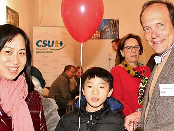 Xing Li (Mitte mit Mama) wollte von OB-Kandidat Michael Heppes unbedingt einen Kandidatenprospekt haben. Den bekam er. Fotos: Werner Vogel