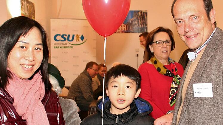 Xing Li (Mitte mit Mama) wollte von OB-Kandidat Michael Heppes unbedingt einen Kandidatenprospekt haben. Den bekam er. Fotos: Werner Vogel