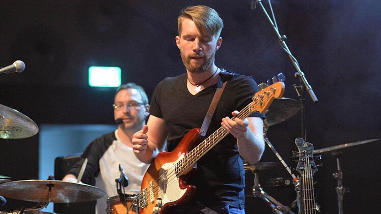 "The Voice of Germany"-Gewinner, Andreas Kümmert, gab am Samstagabend in der Stadthalle in Lichtenfels ein Konzert. Foto: Ronald Rinklef