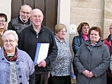 Sie erhielten für langjährige Mitgliedschaft die Ehrennadel des VdK: die Geehrten mit der Vorsitzenden Rosemarie Forstmeier (Zweite von links), Kreisgeschäftsführerin Monika di Leuce (Dritte von links) und dem Kreisausschussmitglied Traudl Wirth (links).  Foto: Wolfgang Ortloff