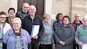 Sie erhielten für langjährige Mitgliedschaft die Ehrennadel des VdK: die Geehrten mit der Vorsitzenden Rosemarie Forstmeier (Zweite von links), Kreisgeschäftsführerin Monika di Leuce (Dritte von links) und dem Kreisausschussmitglied Traudl Wirth (links).  Foto: Wolfgang Ortloff