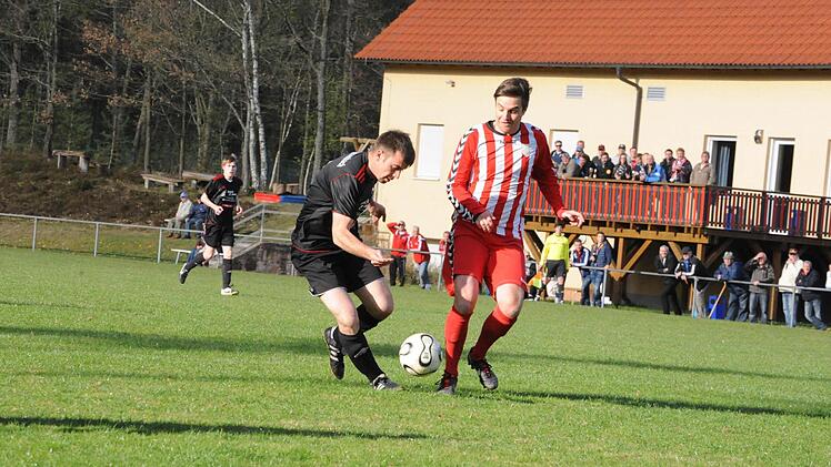 Szene vom Pokalspiel des FC Reichenbach (dunkle Trikots) gegen den TSV Rannungen. Foto: Hopf