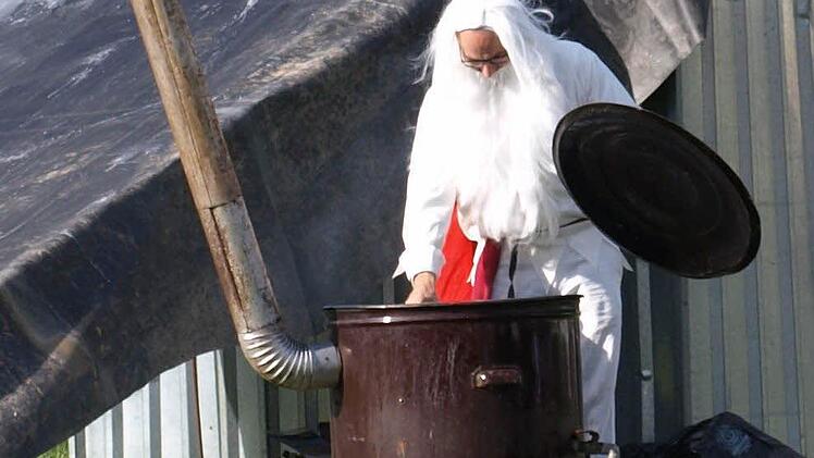 Der Druide Miraculix Alexanderix Löfflerix kocht seinen Zaubertrank.