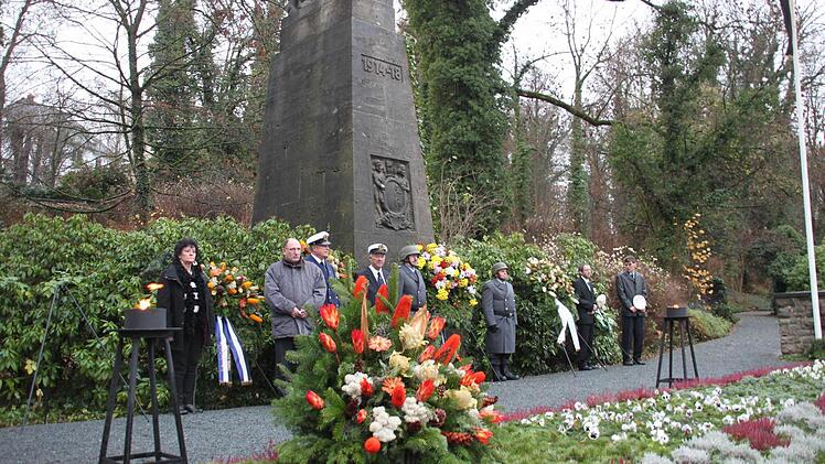 Abordnungen von Vereinen und Verbänden sowie die Stadt Kulmbach hatten am Mahnmal Kränze niedergelegt.