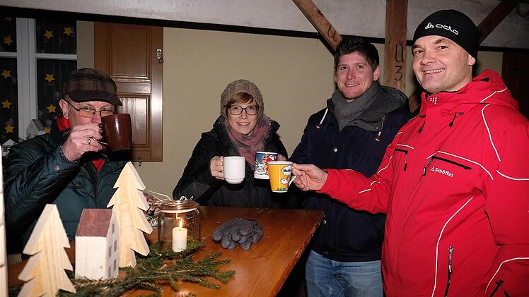 Gute Stimmung und lockere Gespräche gab es bei der erstmaligen "Scheunen-Weihnacht" in Oberthulba. Foto: Gerd Schaar