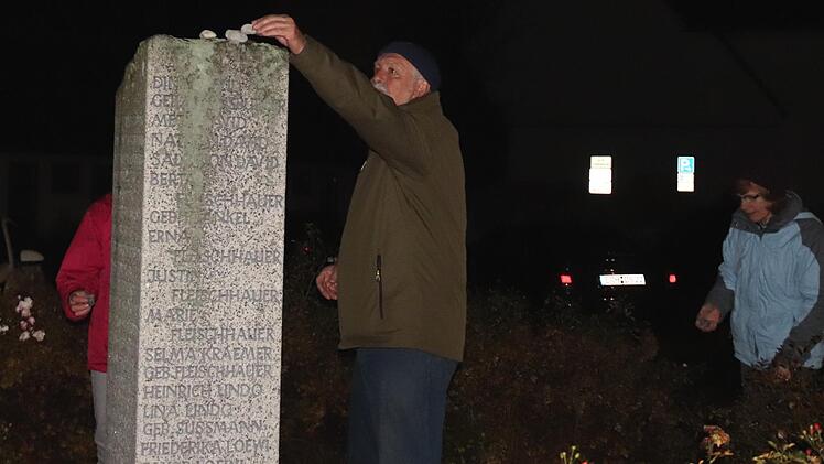 Nach altem jüdischen Brauch wurden am Ende der Veranstaltung als "Gruß an die Toten" kleine Steine auf den Gedenkstein gelegt.Johanna Blum