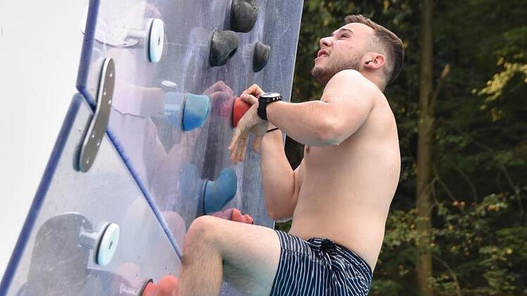 Jannik Judas erklomm als erster die Kletterwand. Foto: Uschi Prawitz