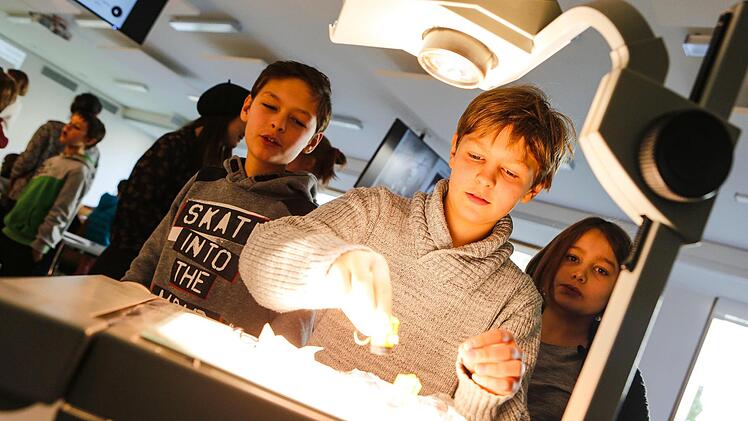 Schatten haben schon immer Künstlerinnen und Künstler inspiriert. Am Samstag auch die jungen Studierenden an der Bamberger Kinder-Uni.  Foto: Matthias Hoch