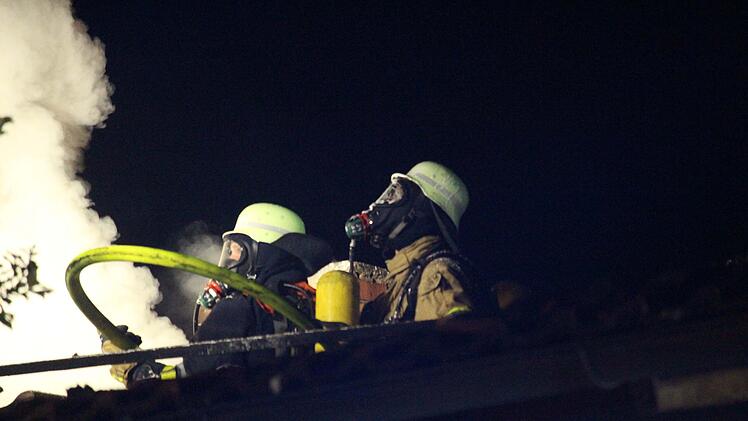 Flammen schlagen aus Reihenhaus