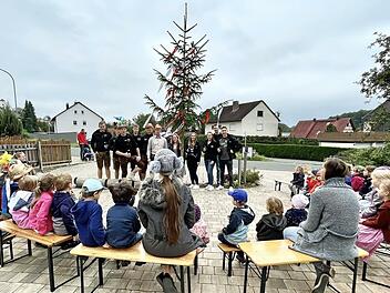 Die Kitakinder mit den „Kärwaboum“ und ihrem Baum
