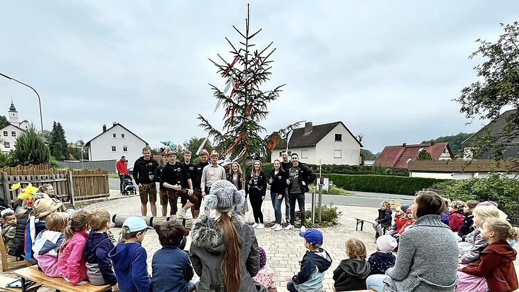 Die Kitakinder mit den „Kärwaboum“ und ihrem Baum