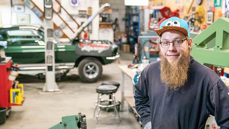 Karosseriebauer Stefan Wanzek hat in der Oldtimer-Werkstatt Exmotors seinen Traumberuf gefunden. Foto: Adriane Lochner