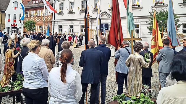 Die Prozession zog durch H&ouml;chstadt.
