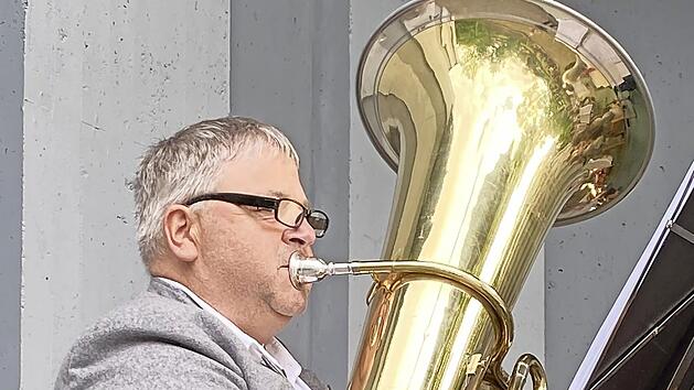 Alfred Greubel hat nach vielen Jahren Pause seine Ba&szlig;tuba wieder aus dem Keller geholt und spielt wieder.