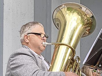 Alfred Greubel hat nach vielen Jahren Pause seine Ba&szlig;tuba wieder aus dem Keller geholt und spielt wieder.