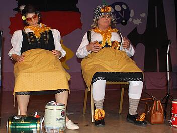Gehören als Knetzgauer Originale zum Fasching: Gustl und Marie (Ute Schuler, links, und Inge Reugels). Fotos: Christiane Reuther