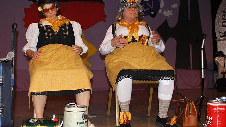 Gehören als Knetzgauer Originale zum Fasching: Gustl und Marie (Ute Schuler, links, und Inge Reugels). Fotos: Christiane Reuther