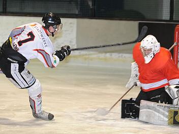 Kissingens Viktor Ledin überwindet den Regensburger Goalie. Foto: Hopf