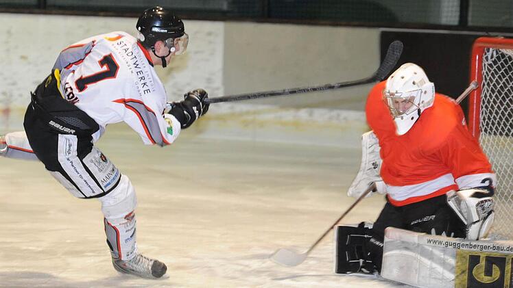 Kissingens Viktor Ledin überwindet den Regensburger Goalie. Foto: Hopf