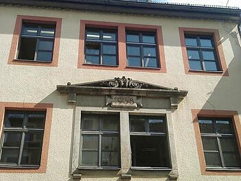 Die "Alte Herberge" gibt es längst nicht mehr. Das Gebäude für die Stadtpolizei wurde - der Inschrift zufolge - 1938 neu errichtet. 1933 wurden in dem Gebäude in der Rosengasse 1 politisch missliebige Coburger und Juden von den NS-Schergen misshandelt. Daran soll künftig eine Gedenktafel erinnern, beschloss der Stadtrat am Donnerstag mit großer Mehrheit. Foto: Simone Bastian